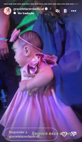 Clara, filha de Graciele Lacerda e Zezé Di Camargo assiste sorridente, show do pai
