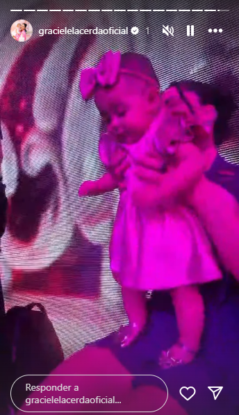 Clara, filha de Graciele Lacerda e Zezé Di Camargo assiste sorridente, show do pai